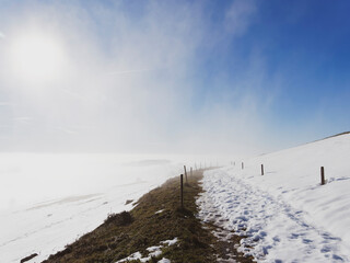 Schwarzwaldlandschaften. Zeller Bergland und Blauen oberhalb von Zell im Wiesental zwischen Basel und Feldberg. Pisten bei Schnee und Nebel zwischen ruhigen Wäldern, Wiesen und Hügel 