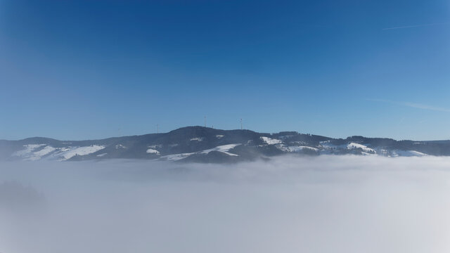 Zeller Bergland im S&uuml;dschwarzwald. Panoramablick ins Wiesental zwischen Zell im Wiesental, Basel und Feldberg, H&uuml;gel und Berge von Gersbach und Frohnd bei Schnee und Nebel