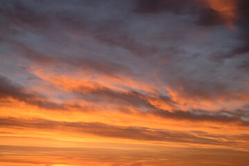 lever de soleil nuageux