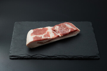 黒い平皿にのったブロックの豚バラ肉