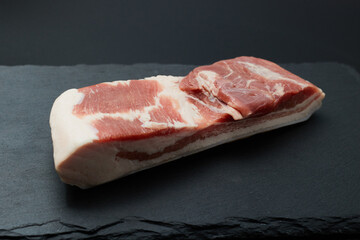 黒い平皿にのったブロックの豚バラ肉