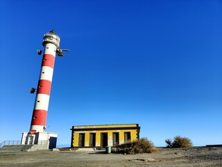 Faro junto a casa antigua