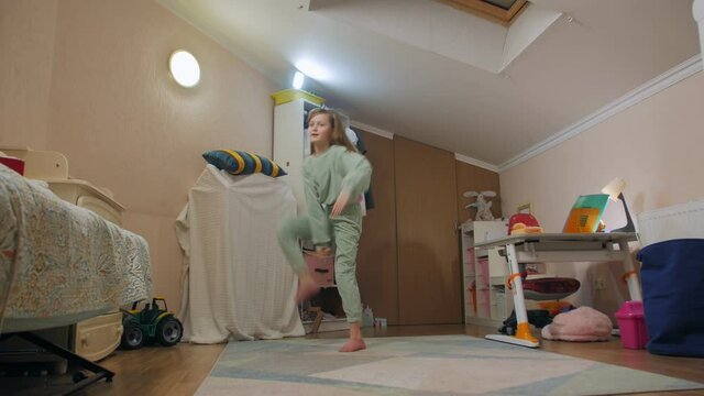 Girl splits standing home sport