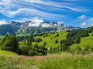 Unterwegs auf dem Trans Swiss Trail von Sörenberg nach Giswil - Blick zum Brienzer Rothorn, Schweizer Alpen mit Cirruswolken (Cirrus fibratus)