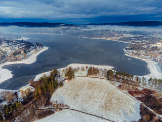 Fototapeta premium Brünner Stausee von oben in Winter