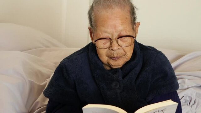 老眼のおばあちゃん、読書好き