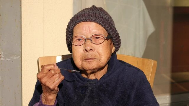 羊羹を食べながら、お喋りするシニア女性