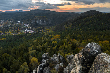 Fototapeta premium Blick auf Oybin mit Sonnenuntergang im Zittauer Gebirge Sachsen Deutschland Sandstein