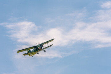 Fototapeta na wymiar Piknik lotniczy Antonov AN-2