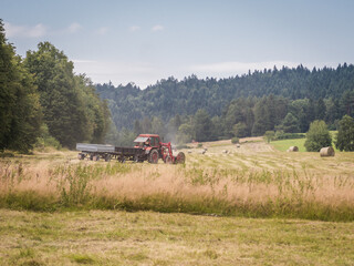 praca w polu © DRONE QUEST