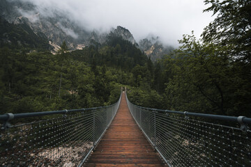 Obraz premium Holz Hängebrücke Brücke in die Berge mit Nebel und Wald in Berchtesgaden Bayern Deutschland