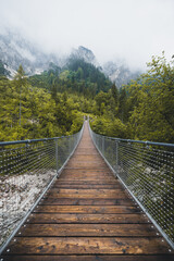 Obraz premium Holz Hängebrücke Brücke in die Berge mit Nebel und Wald in Berchtesgaden Bayern Deutschland