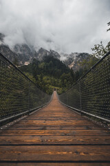 Holz Hängebrücke Brücke in die Berge mit Nebel und Wald in Berchtesgaden Bayern Deutschland - obrazy, fototapety, plakaty