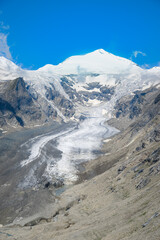 Gletscher mit Schnee und Bergen in den Alpen