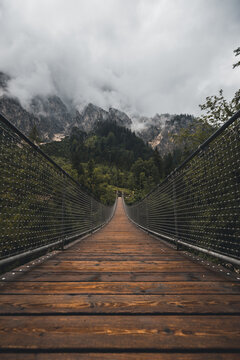 Holz Hängebrücke Brücke in die Berge mit Nebel und Wald in Berchtesgaden Bayern Deutschland