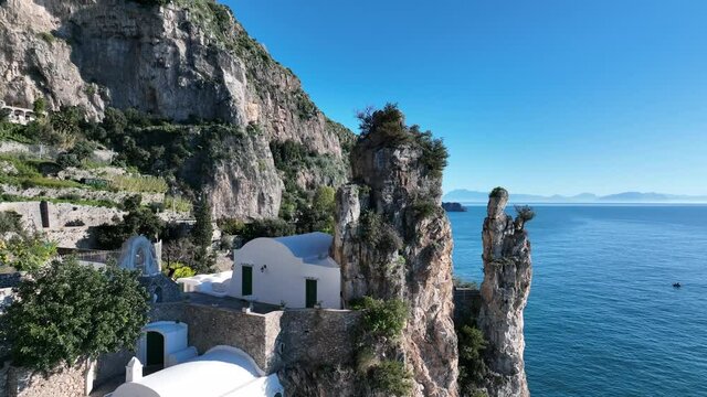 La roccia impervia della Costiera Amalfitana sulla strada panoramica tra Positano e Amalfi, Italia.
Vista aerea della famosa localit&agrave; turistica della Costiera amalfitana.