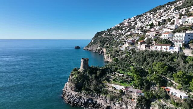 Praiano, meta turistica della Costiera Amalfitana vicino a Positano, Italia.
Vista aerea della famosa localit&agrave; turistica della Costiera amalfitana.