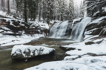 Mummelfall Wasserfall mit Wasser und Schnee und Eis im Winter in Harrachov Tschechien 