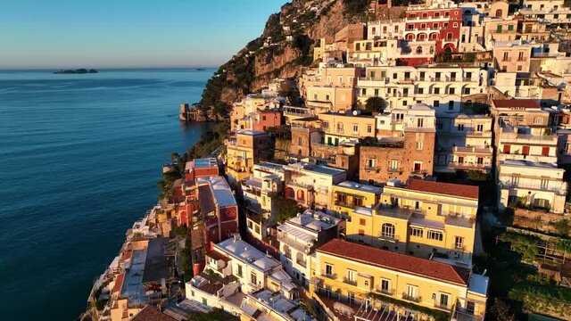 Positano, meta turistica della Costiera Amalfitana, Italia.
Vista aerea della famosa localit&agrave; turistica della Costiera amalfitana.