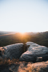 Obraz premium Sonnenaufgang auf dem Kleinen Winterberg Sandstein Felsen in der Sächsischen Schweiz mit Wald im Nationalpark