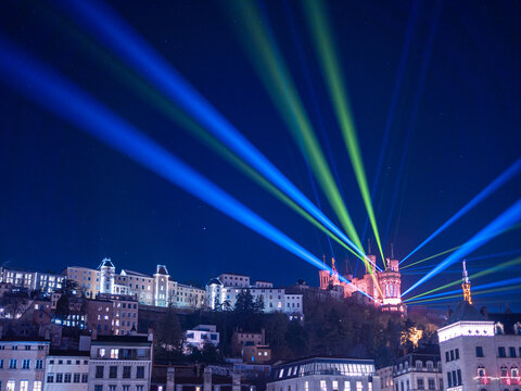  f&ecirc;te des lumi&egrave;res du 8 d&eacute;cembre &agrave;  Fourvi&egrave;re, Lyon, vue nocturne d&rsquo;hiver, faisceaux color&eacute;s illuminant la basilique