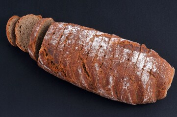 Pain de seigle tranché sur fond noir