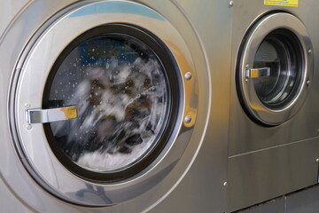 Close-up of a washing machine window in operation | Gros plan sur un hublot de machine à laver en marche