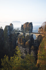 Sonnenaufgang im Sandstein Felsen der Sächsischen Schweiz Bastei Brücke in Sachsen Deutschland im Nationalpark