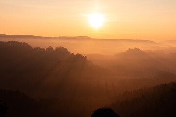 Obraz premium Sonnenaufgang im Sandstein Felsen der Sächsischen Schweiz in Sachsen Deutschland im Nationalpark