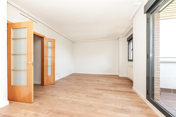Obraz premium Empty room with open doors and exit to the terrace