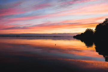 Sonnenuntergang am Meer mit Spiegelung im Wasser 