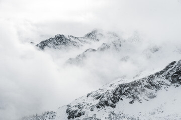 Schnee in den Alpen Bergen Winter mit Bäumen und Felsen 