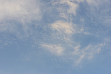 Helle Wolken am klaren blauen Himmel