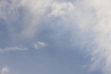 Helle Wolken am klaren blauen Himmel