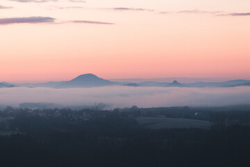 Sonnenaufgang in den Sandstein Bergen Sächsische Schweiz in Sachsen Deutschland mit Wald im Nationalpark 