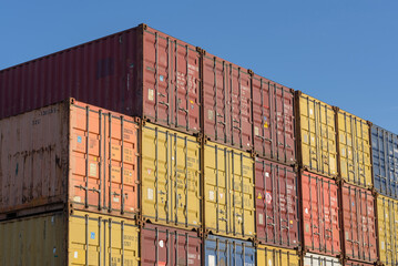 Container Stapel Frachtschiff Import Export im Hafen, Fracht Versand Container Logistik Industrie.
