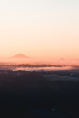 Fototapeta premium Sonnenaufgang in den Sandstein Bergen Sächsische Schweiz in Sachsen Deutschland mit Wald im Nationalpark 
