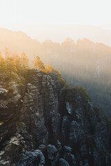 Sonnenaufgang in den Sandstein Bergen S&auml;chsische Schweiz in Sachsen Deutschland mit Wald im Nationalpark 