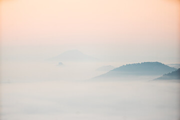 Felsen der Sächsischen Schweiz in Sachsen Deutschland im Nebel zum Sonnenaufgang 
