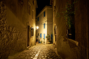 Gasse in der historischen Altstadt von Krk in Kroatien am Abend