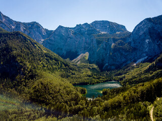 Luftaufnahme mit Drohne vom hinteren Langbathsee See Ebensee, Salzkammergut, Österreich