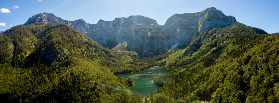Luftaufnahme mit Drohne vom hinteren Langbathsee See Ebensee, Salzkammergut, &Ouml;sterreich