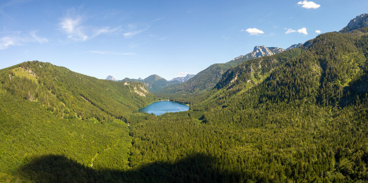 Luftaufnahme mit Drohne vom vorderen Langbathsee See Ebensee, Salzkammergut, &Ouml;sterreich