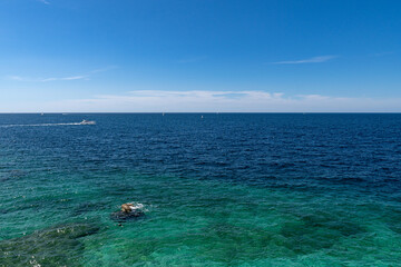 Blick auf das kroatische Mittelmeer. Türkisblaues Wasser.