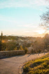 coucher de soleil sur un village