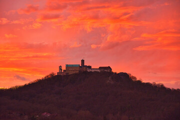 Obraz premium sonnenuntergang mit Blick auf die Wartburg in Eisenach