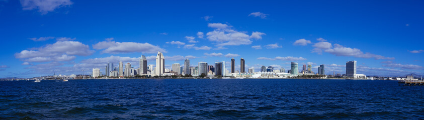 Naklejka premium San Diego, California USA 12 26 2021: San Diego city skyline 