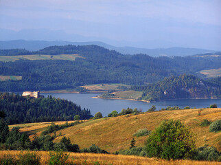 Naklejka premium Czorsztyn Lake, ruins of Czorszyn castle, Pieniny Mountains, Poland
