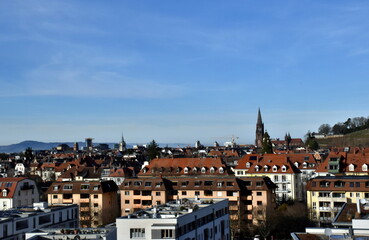 Fototapeta na wymiar Blick über Freiburg an einem sonnigen Wintertag