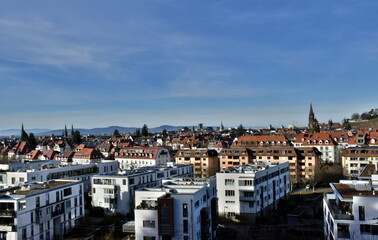 Obraz premium Blick über Freiburg an einem sonnigen Wintertag